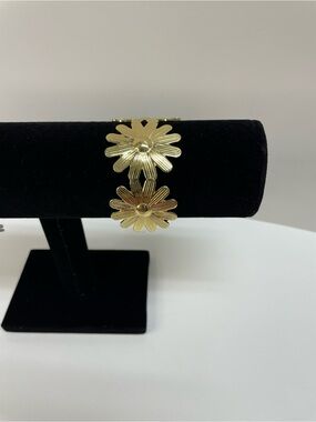 Fashion Daisy Bangle  Bracelet - Gold Toned